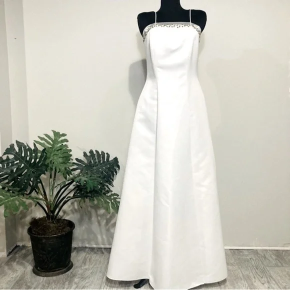 White Prom or Bridal Wedding Dress - Picture 1 of 16